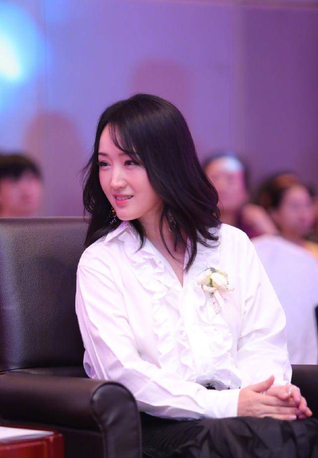 杨钰莹真潮流,穿小短裙秀美腿,47岁秒变成17岁少女,太美了_发型_造型