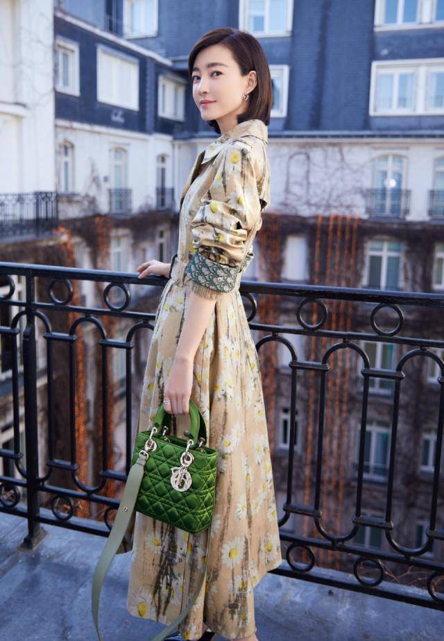 如果你也很喜欢她的衣服穿搭凹造型,或者是王丽坤的bobo头短发造型