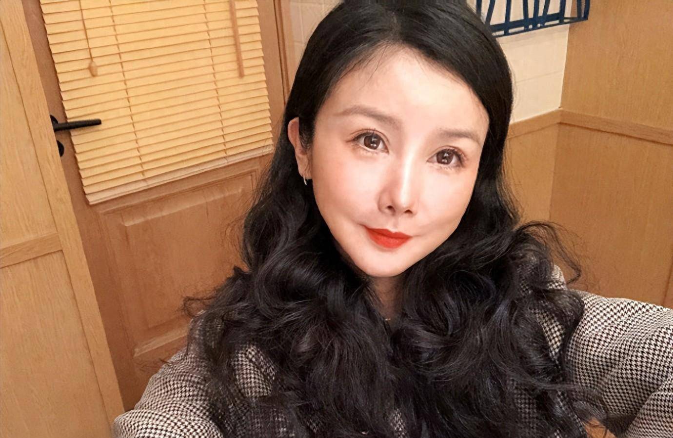 孙菲菲公开13年前《血色恋情》剧组打人事件新进展,晒行政处罚书:打人