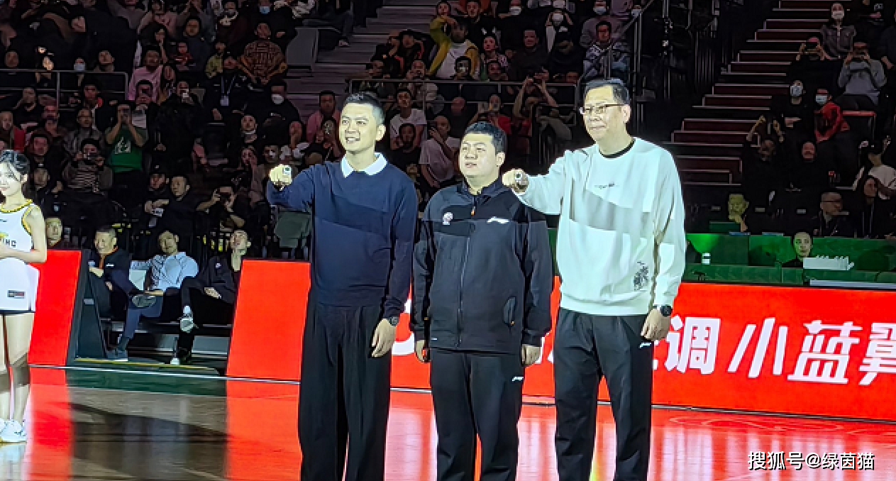 杨鸣和吴乃群领取总冠军戒指,全队合影,非常暖心.