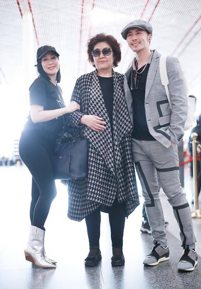 当钟丽缇和伊能静与婆婆合影时!