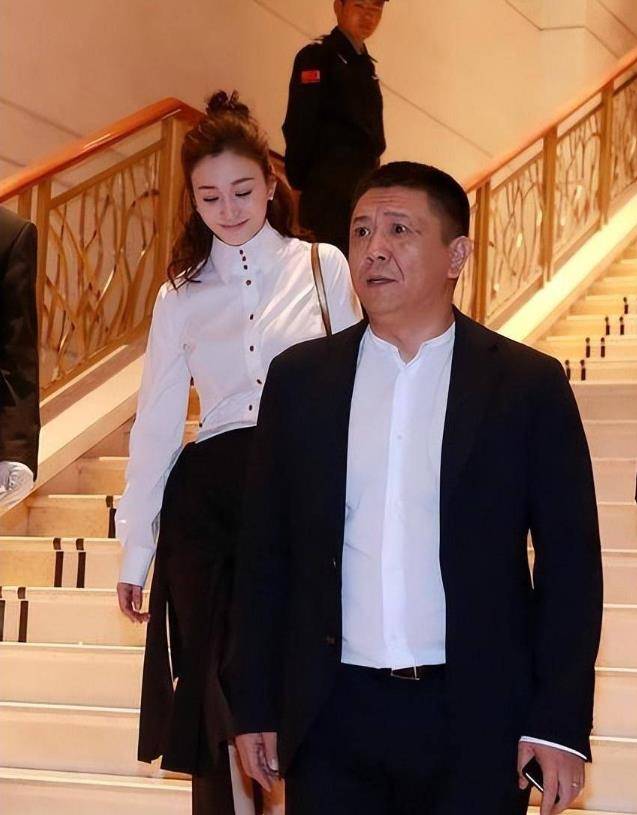 她精致如女孩,老公如父亲_身材_徐佳宁_衬衫