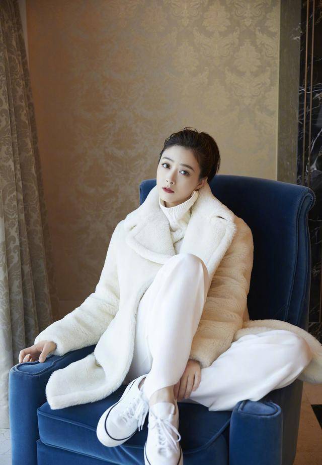 35岁蒋欣瘦了,显小10最都不止,风衣连衣裙搭配丸子头,秒变18岁_造型