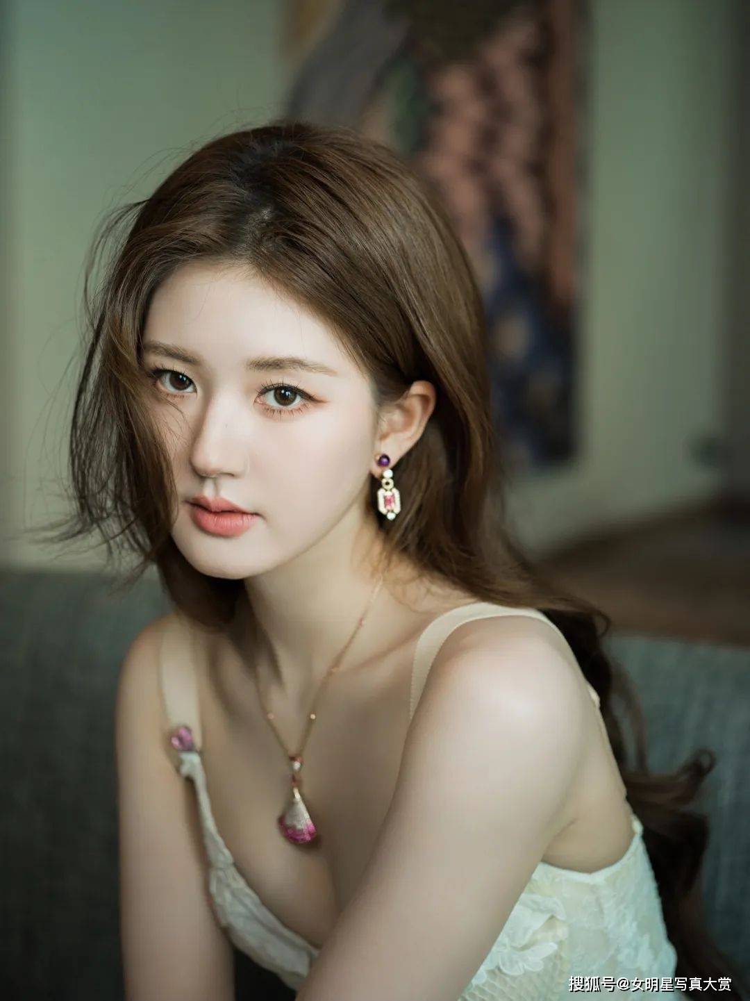 【赵露思性感写真美图】吊带抹胸裙,优雅美艳,泰国曼谷活动_造型_显得