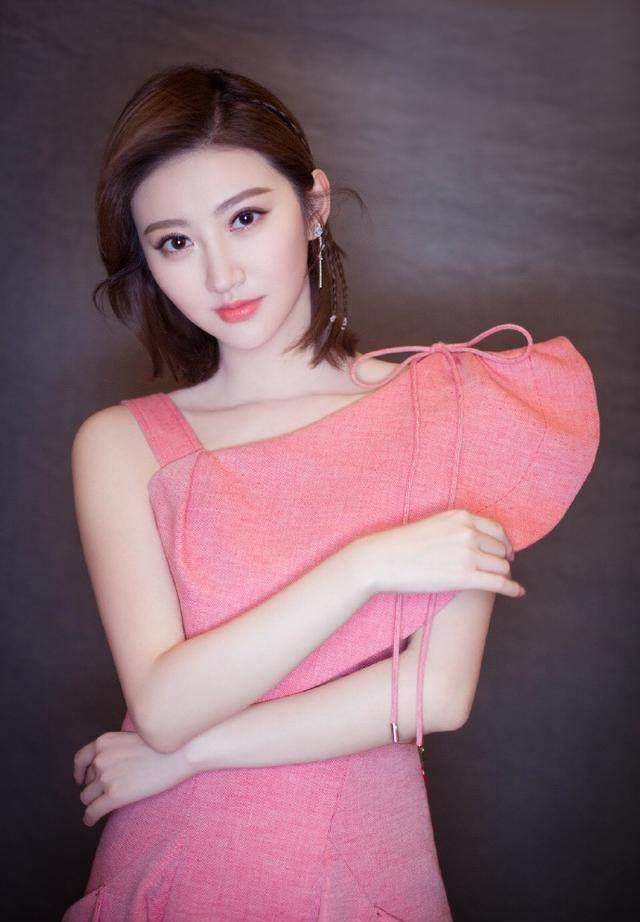 30岁的景甜真会穿,这一身穿搭满满小心机,网友:张继科眼光真好_发型