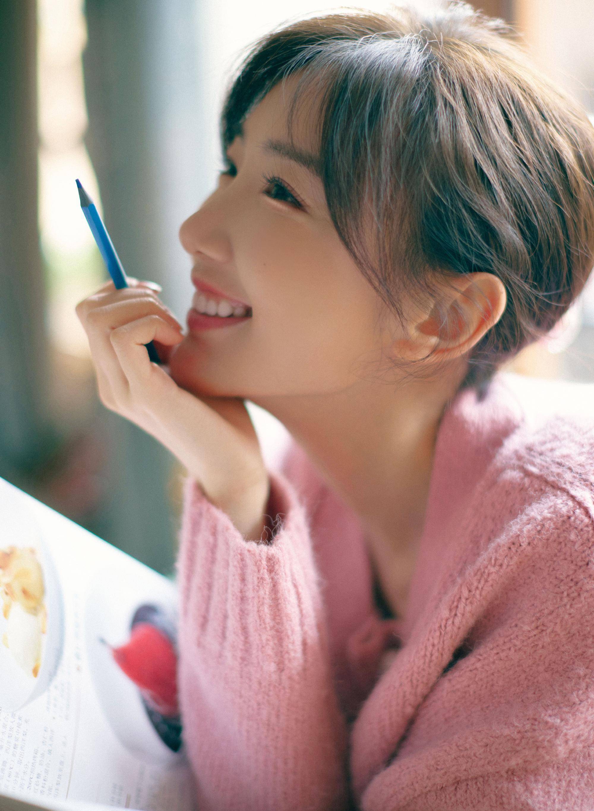 毛晓彤在家的美照,粉色少女装,甜蜜气息十足女生