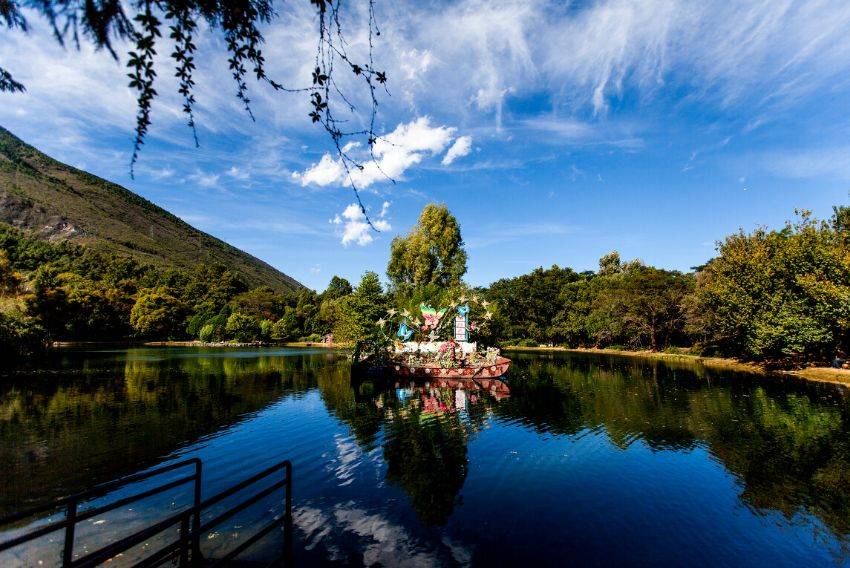 每年的春天,成千上万的蝴蝶从南方飞来,在泉边翩翩起舞,如同仙