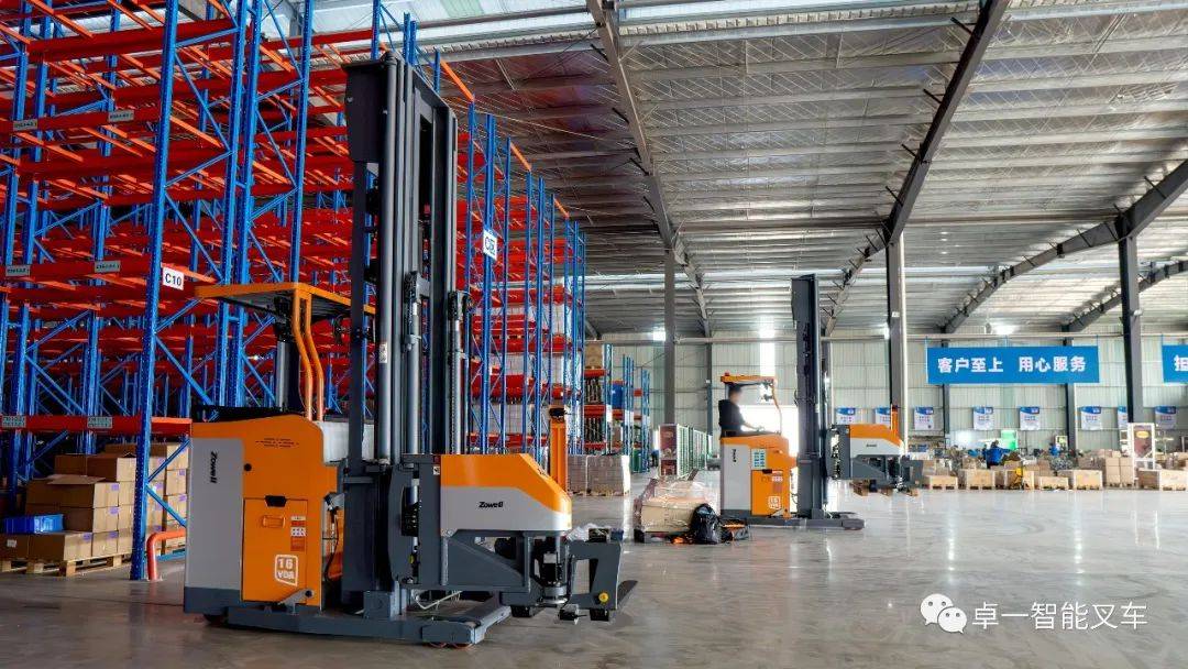 卓一人下行三向叉车落地汽车零部件工厂,打造高效密集仓储方案_企业