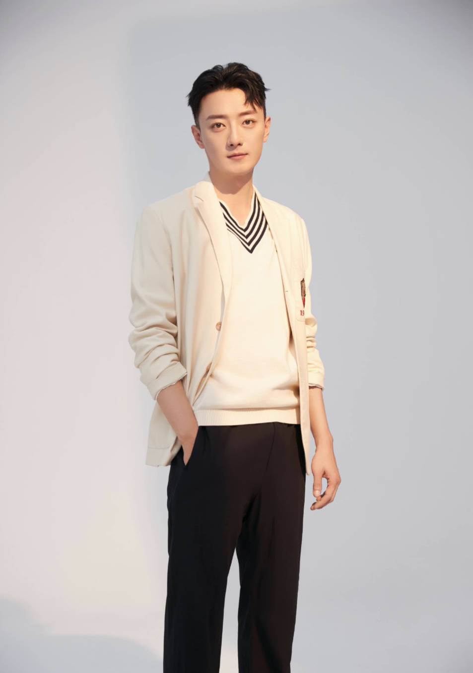 苏小玎的狂飙之路,醉酒路边随意方便,名利双收后的行为引起争议_表演