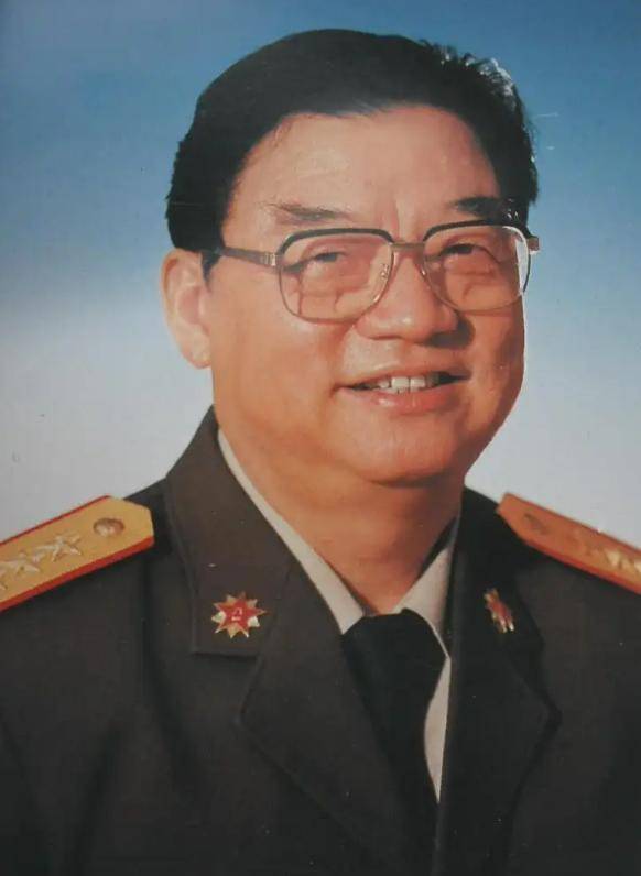 他是总后勤部原政委,1988年授中将,6年后升上将,4字概括其一生_周克玉