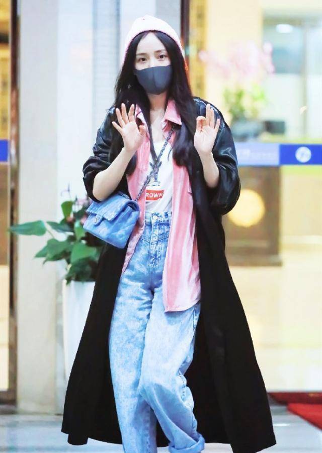33岁杨幂风波后现身机场,身穿黑色风衣搭配t恤牛仔裤,气质开挂_造型