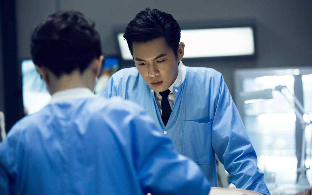 该剧改编自秦明文学作品《第十一根手指》,以法医秦明的视角展开,讲述