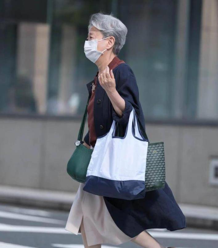 被日本奶奶的穿搭惊艳了,穿衣不扮嫩,皱纹明显也美得优雅精致_衣服