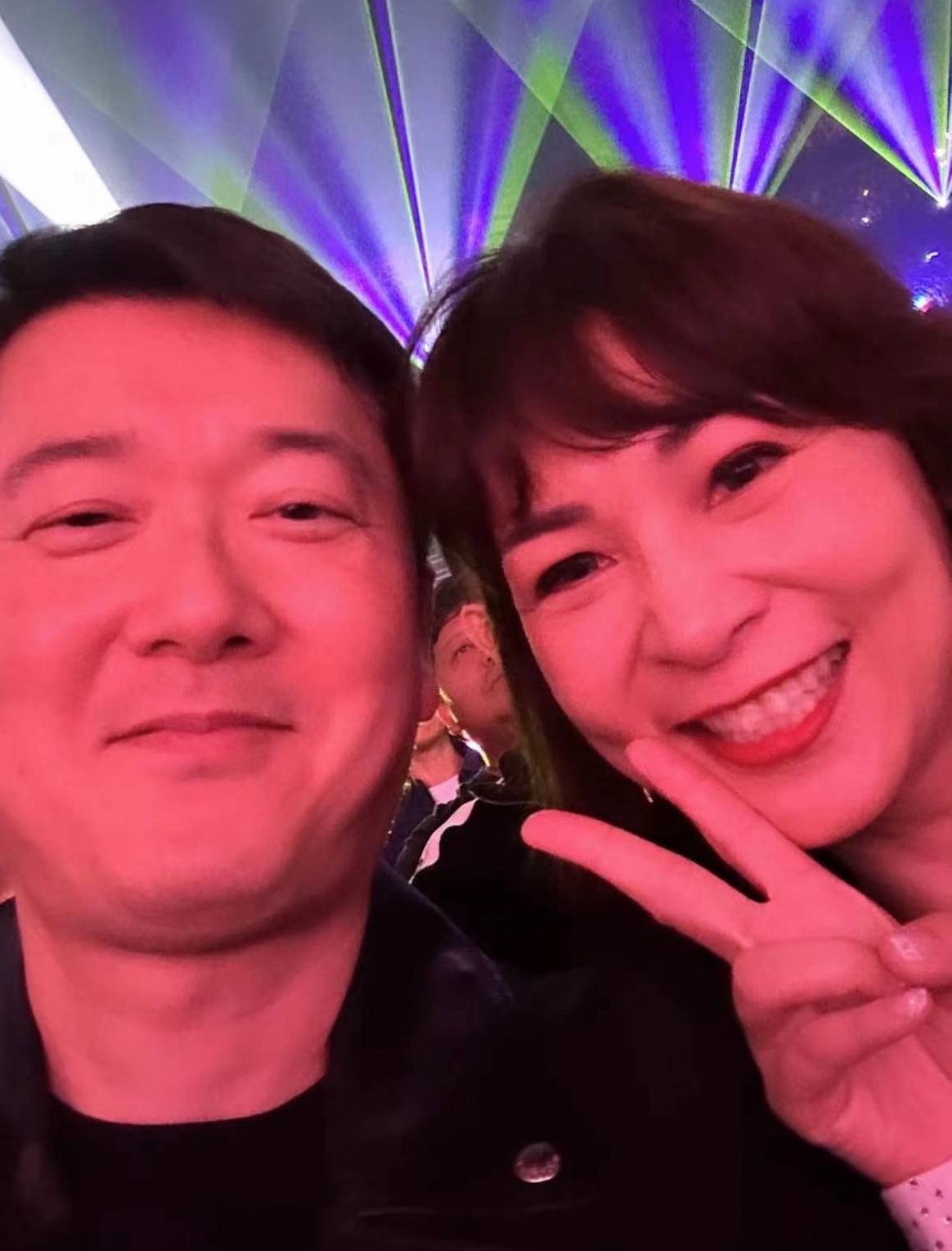 72岁刘銮雄陪老婆甘比看黎明演唱会,面露疲态仍坚持随音乐跳舞_大刘
