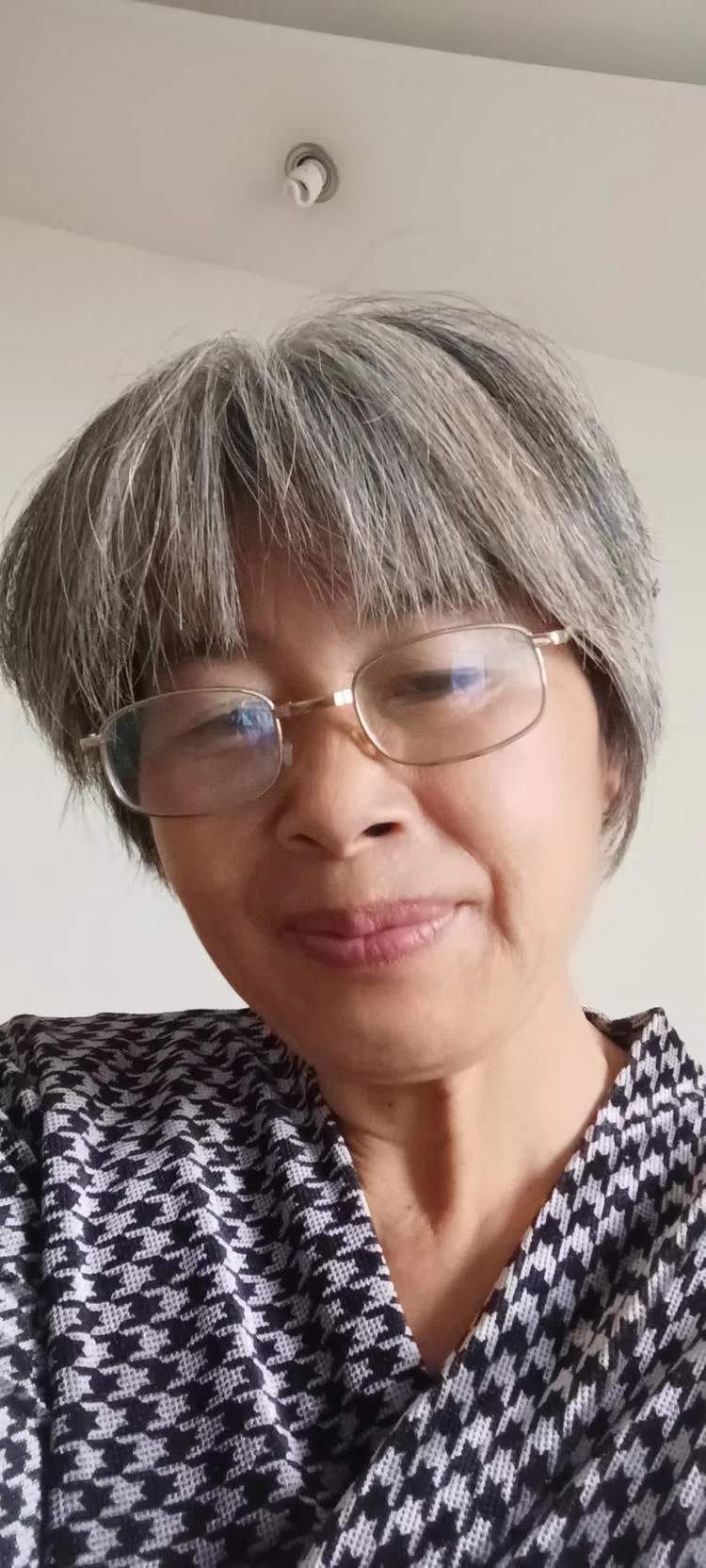 二十四,七绝 咏兰(新韵)文/王世清(湖北武汉)露芳凝碧半山腰,雾绕云缠