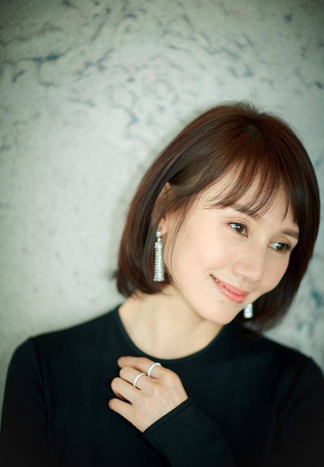 袁泉剪掉十年长发,留波波头短发更加"红"了,基础穿搭高级时髦_发型