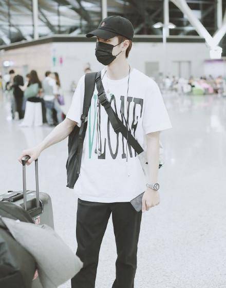 王一博男明星中的带货王者,潮范十足的机场秀,滑板才是最强配饰_男孩