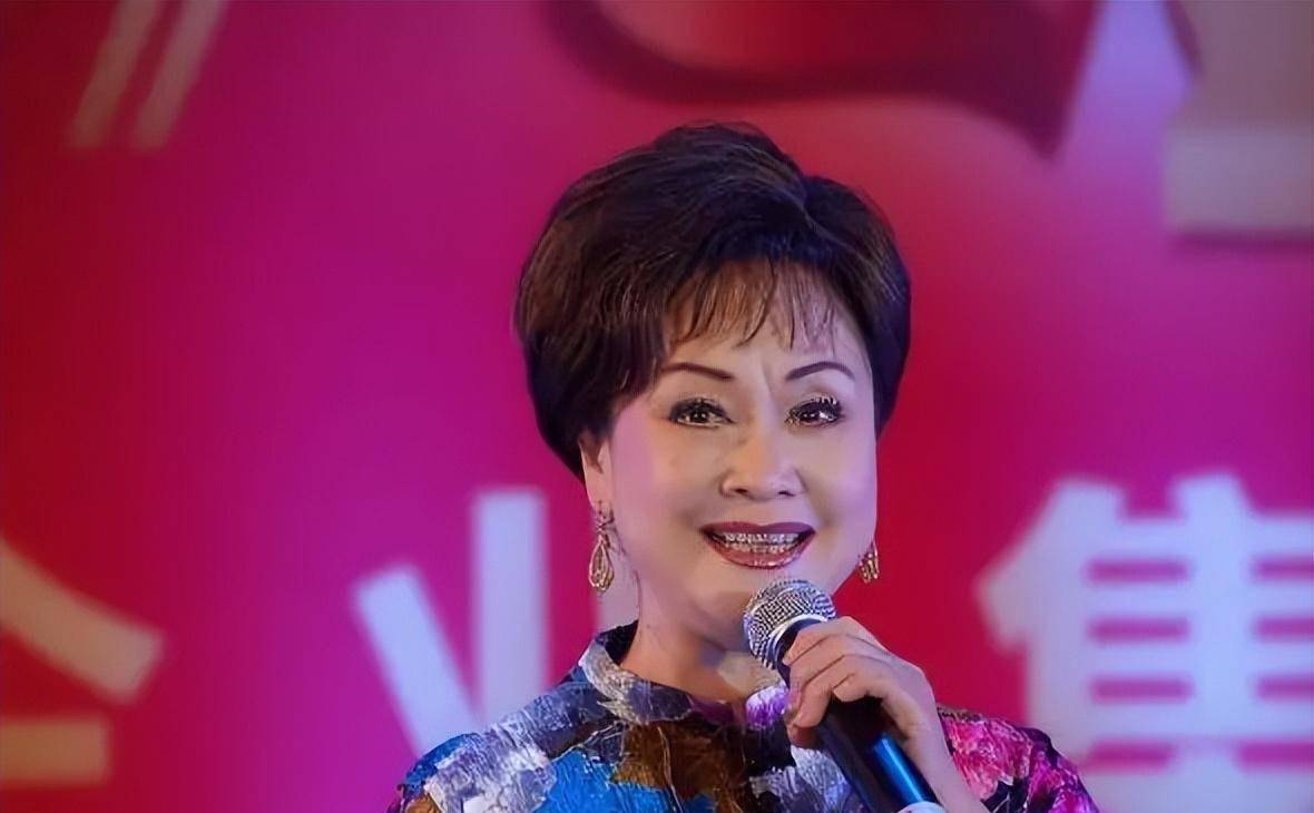 看78岁李谷一摘掉假发,我悟了:女人直面衰老,比刻意扮嫩更耐看_女性