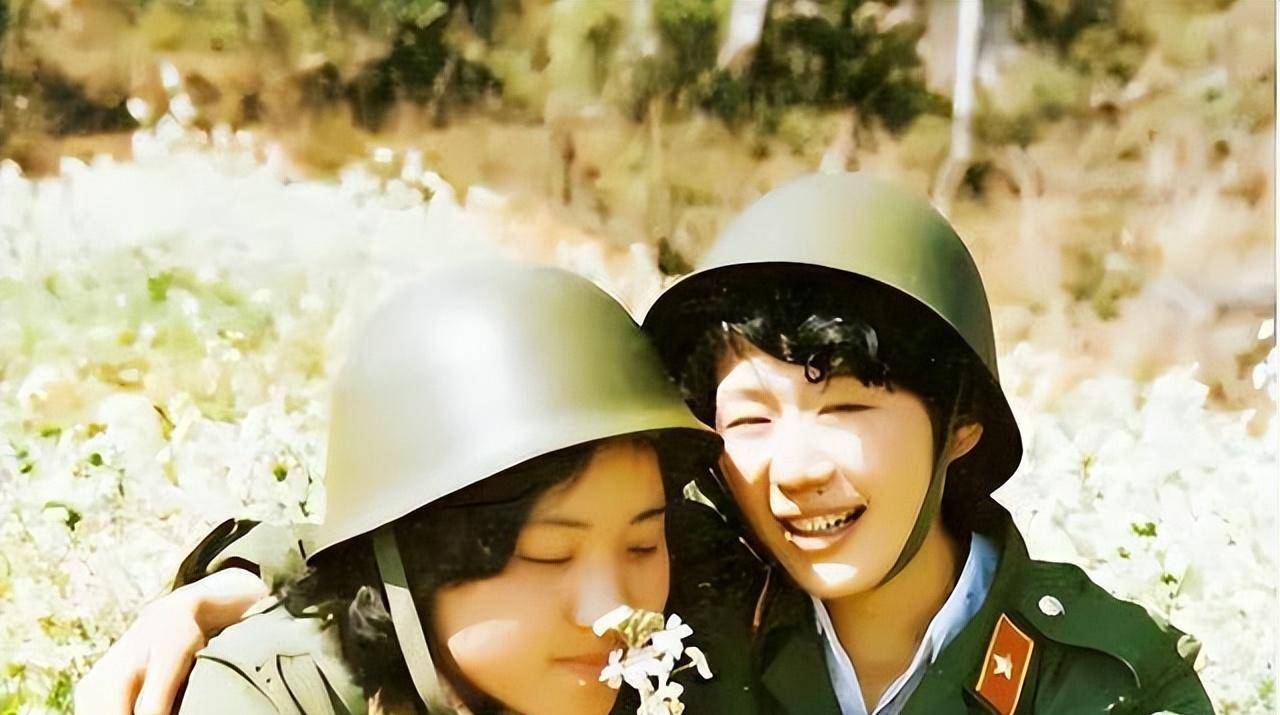 女战士张茹"亲吻"临终士兵,29年后跨9省寻其墓碑_赵维_照片_战争