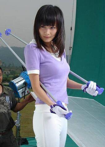 杨幂学生时代照片:吐舌卖萌可爱十足,女神当年也青涩_齐刘海_带着