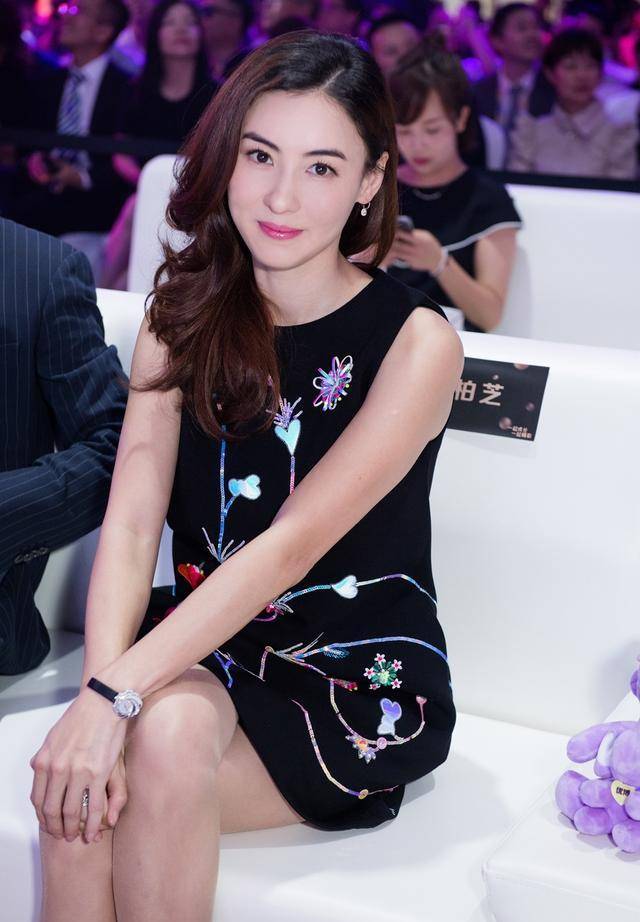 张柏芝还是这么美,穿黑色连衣裙青春减龄,完全不像三个孩子的妈_印花