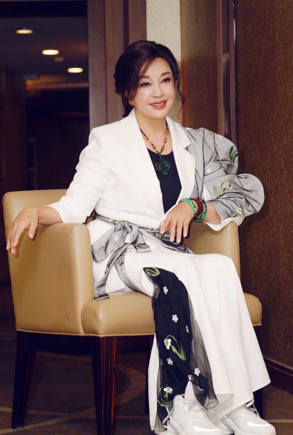 李谷一与刘晓庆同框,一个淡定地老去,另一个则刻意显得年轻,区别一目