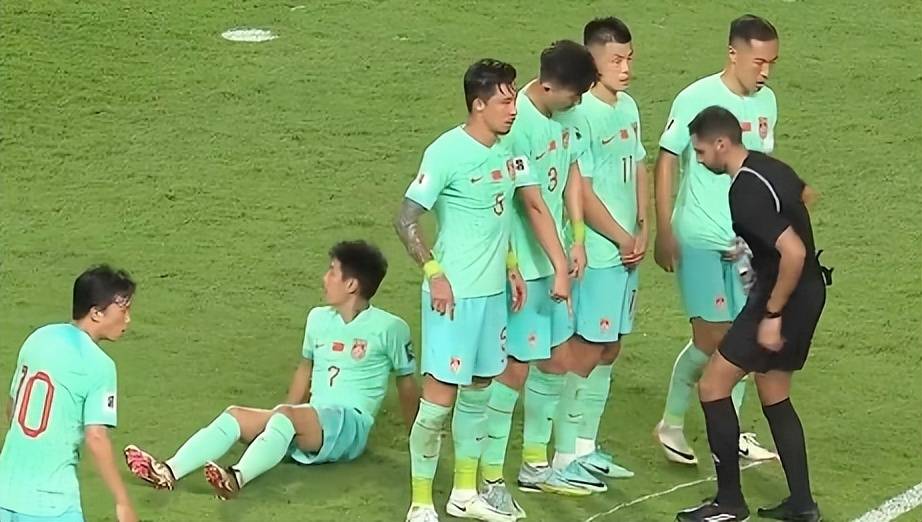国足绝境大逆转,"替补神兵"鱼跃冲顶,吴曦遭遇假摔误判_泰国队_武磊