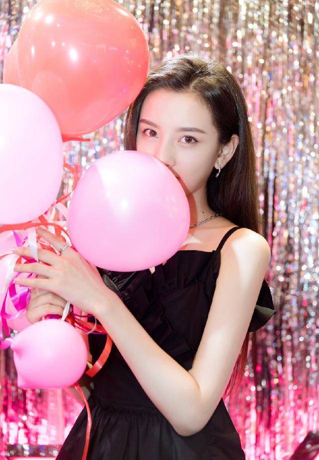 一袭黑色吊带连衣裙气场全开,网友:鹅姐你变了_显得_白色_时尚