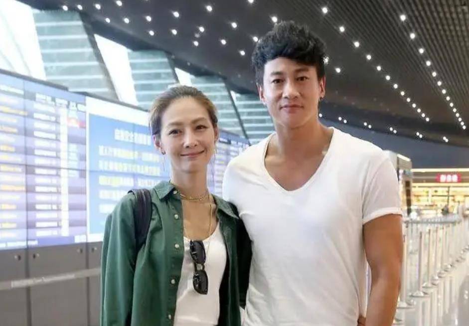 何润东夜店遇真爱,与售货员老婆恩爱14年无子女,婴儿车里放宠物_时候