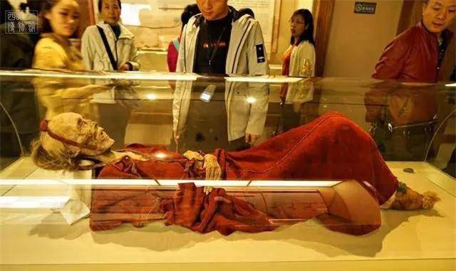 新疆发掘古墓169个,千年女干尸保存完整:嘴唇涂着2700年前口红_女尸