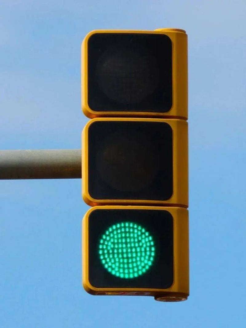 前车绿灯长时间不走,后车能压实线变道吗?_车辆_喇叭_情况