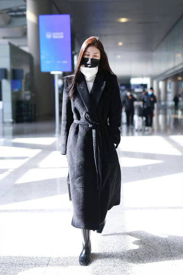 何穗尽管低调现身机场,但是她的气场就足以艳压一片群芳.