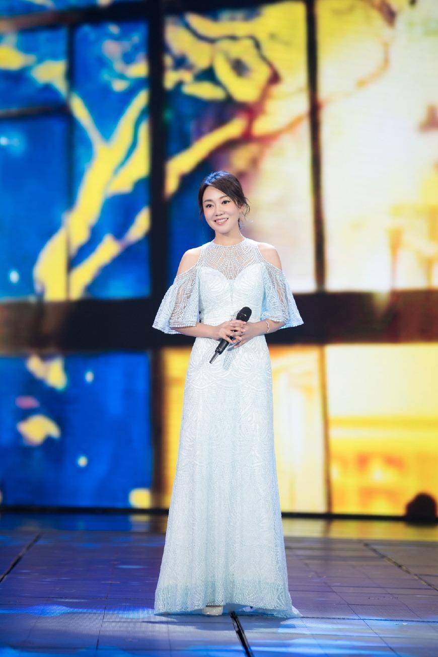 闫妮飞天奖红毯造型翻车:时尚装像没穿衬裙展露一样,脸浮肿僵硬_礼服