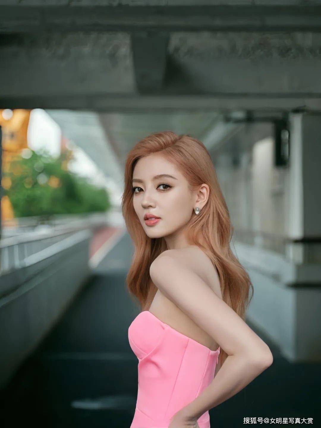 【何瑞贤写真美图】芭比粉长裙,性感温婉,窈窕曼妙_演技_裙子_剧中