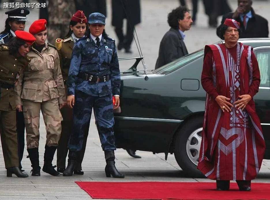 轻歌剧制服,这些制服是来自各国的军装和传统利比亚妇女服装的混合体