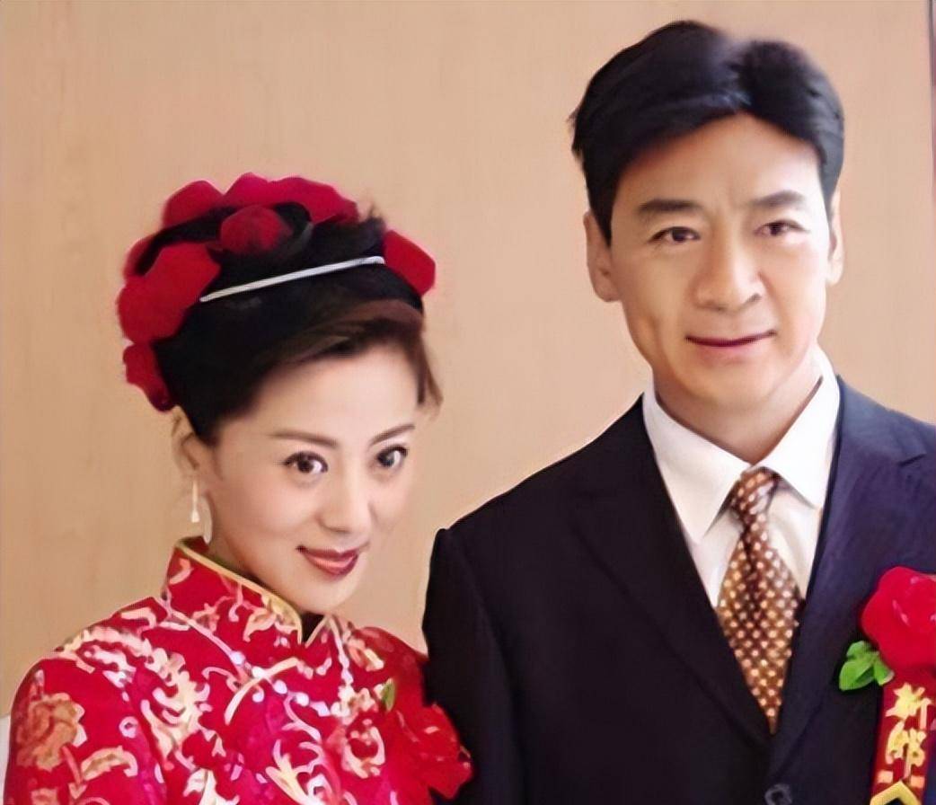 69岁寇振海现状:白发老态,儿子上高中,妻子风韵犹存_李婷_演艺_生活
