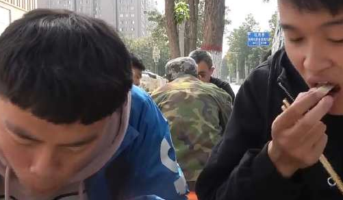 三兄弟去吃烩菜，每碗10元，馒头随便吃，最后把老板给吃“跪”了(图3)