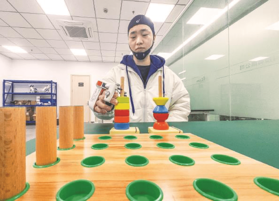 工作人员正在演示上肢医用康复训练仪"有时候我觉得该问一问,是不是