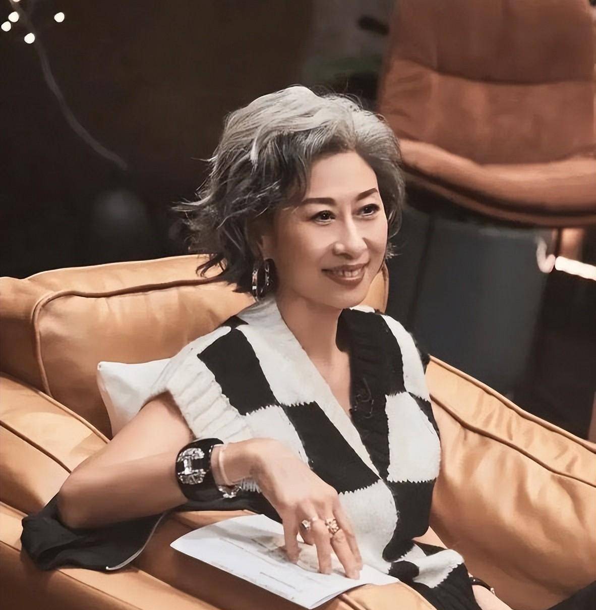 强行扮嫩太做作,优雅老去也是一种美,看白发不染的叶倩文就知道_女人