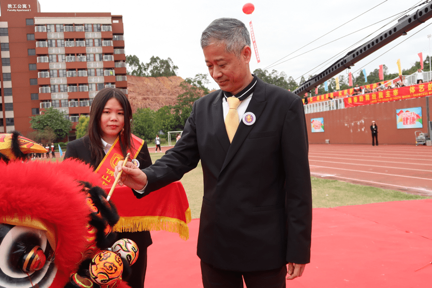 学校董事长梁志明先生亲自为醒狮点睛开幕式上节目表演精彩纷呈:小学