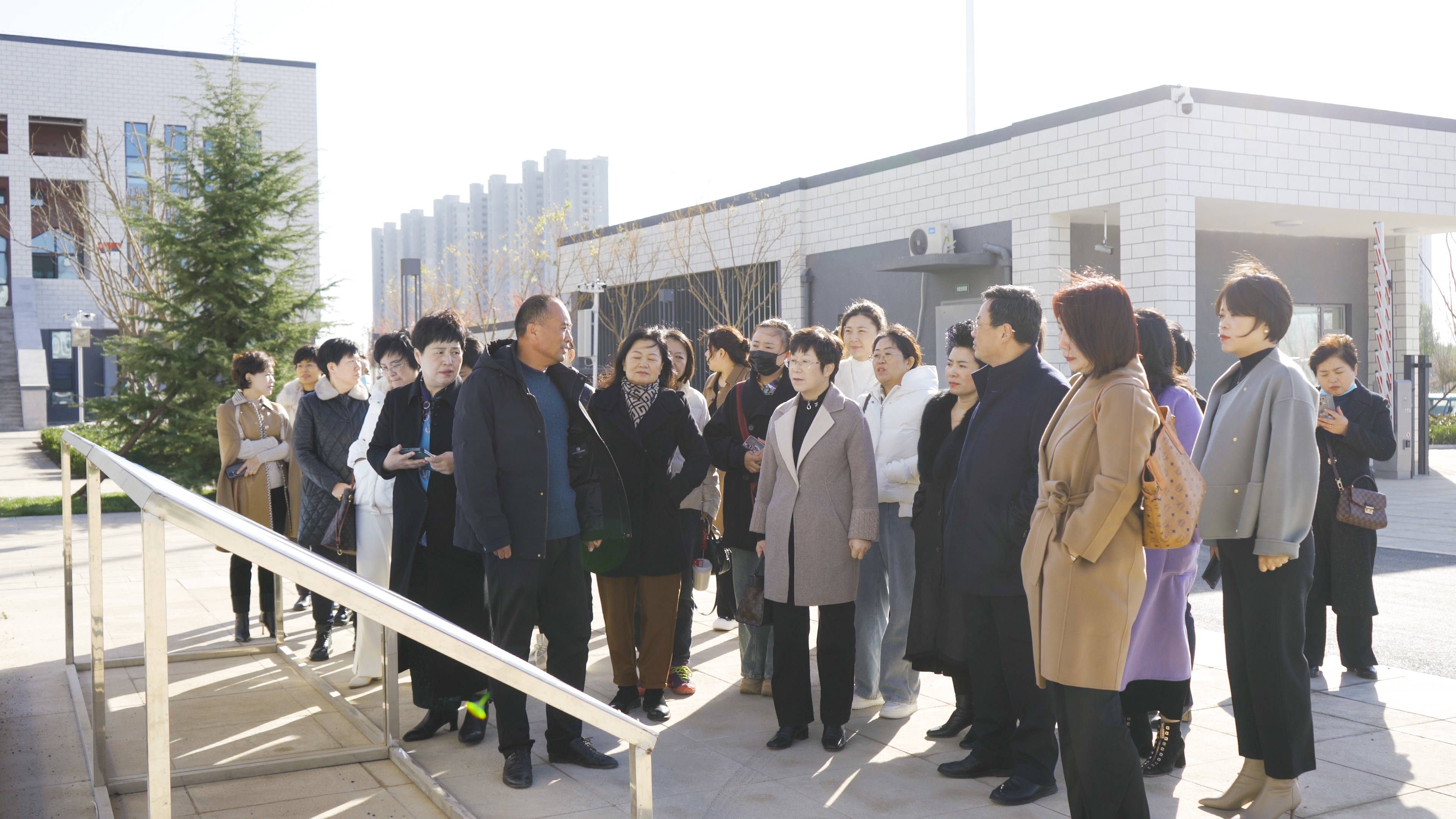 当天,女企业家们先后参观调研了高铁新区外国语小学,文轩中学及高铁