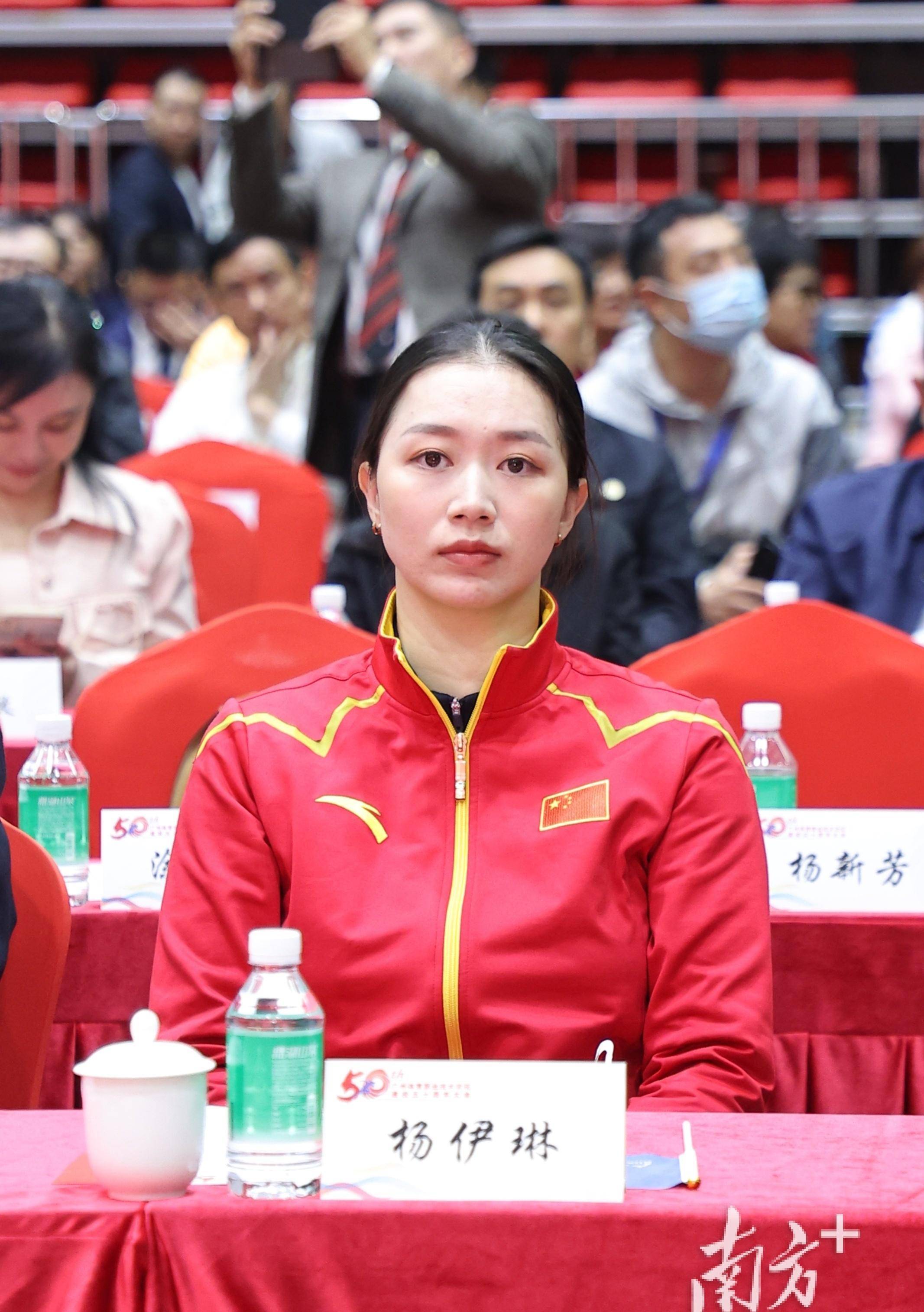 二十年过去,退役后的杨伊琳成为了中山大学的一名体育老师,她也一直和