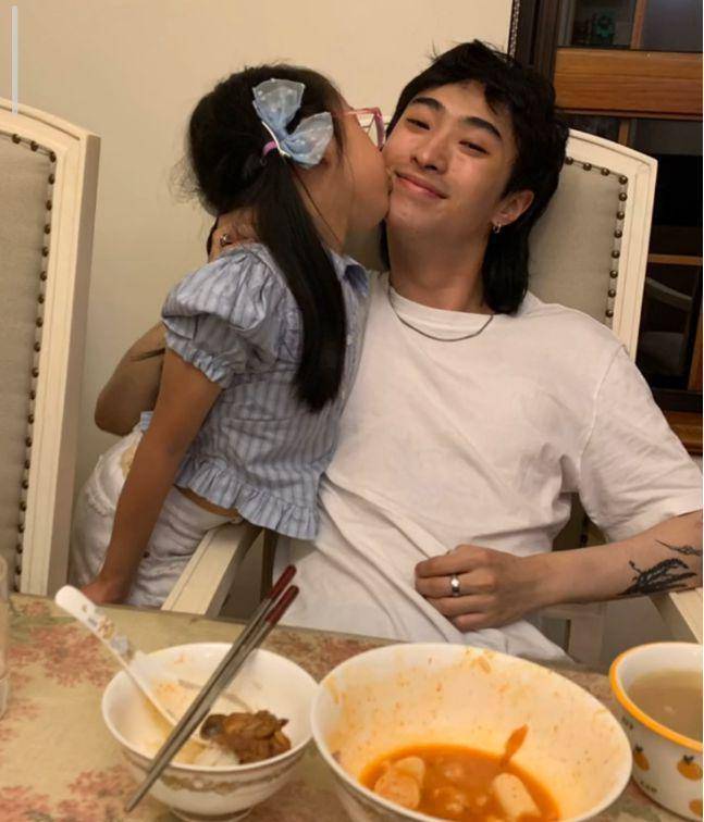 伊能静儿子三年修完四年学分,提前从纽约大学导演系毕业_哈利_母亲