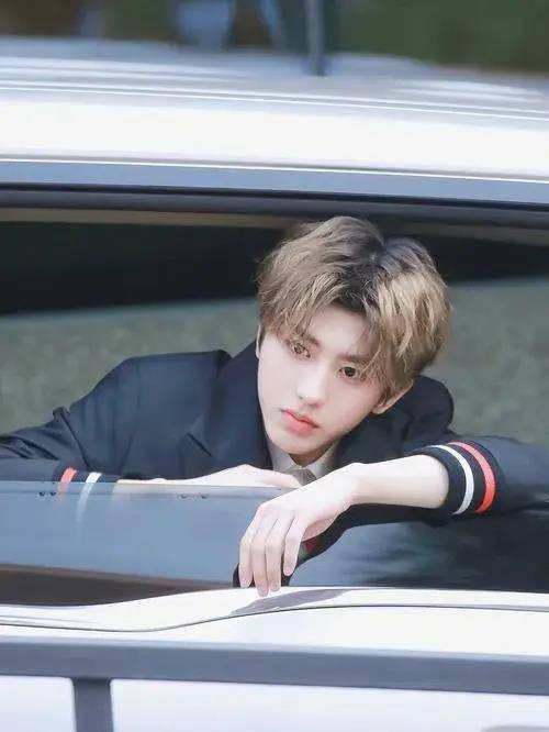 张艺兴伴舞事件引发争议,背带裤成为蔡徐坤梗?