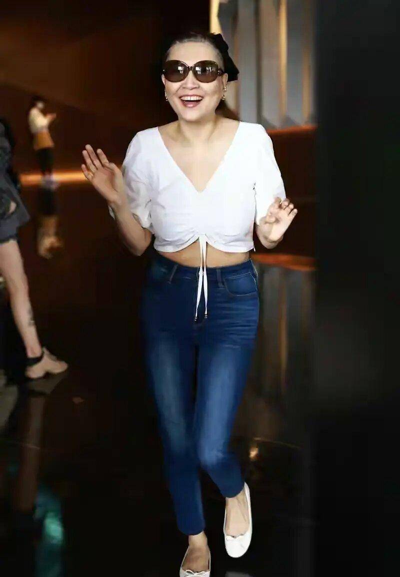 张蔷心胸很开阔,穿紧身裤,露脐,性格不像刘本_衣服_身材_显得