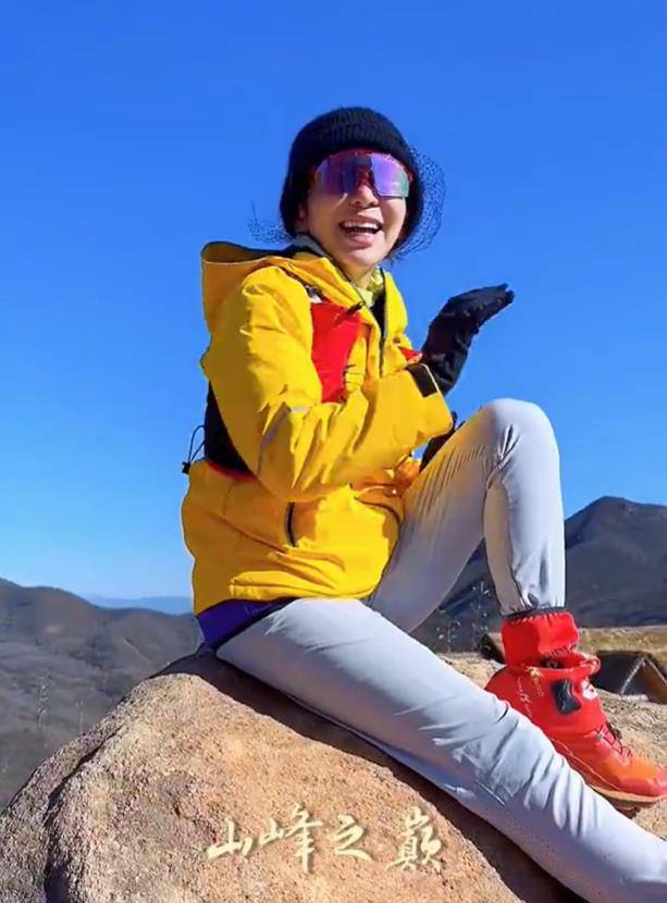 50岁央视朱迅退休后去爬山!