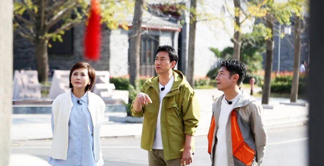 组成"山水小分队"由央视著名主持人:撒贝宁,鲁健,柴璐《山水间的家》