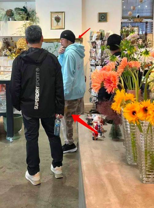 周杰伦澳大利亚买花被偶遇,见到华人就跑,裤子一片黄色污渍_音乐_生活