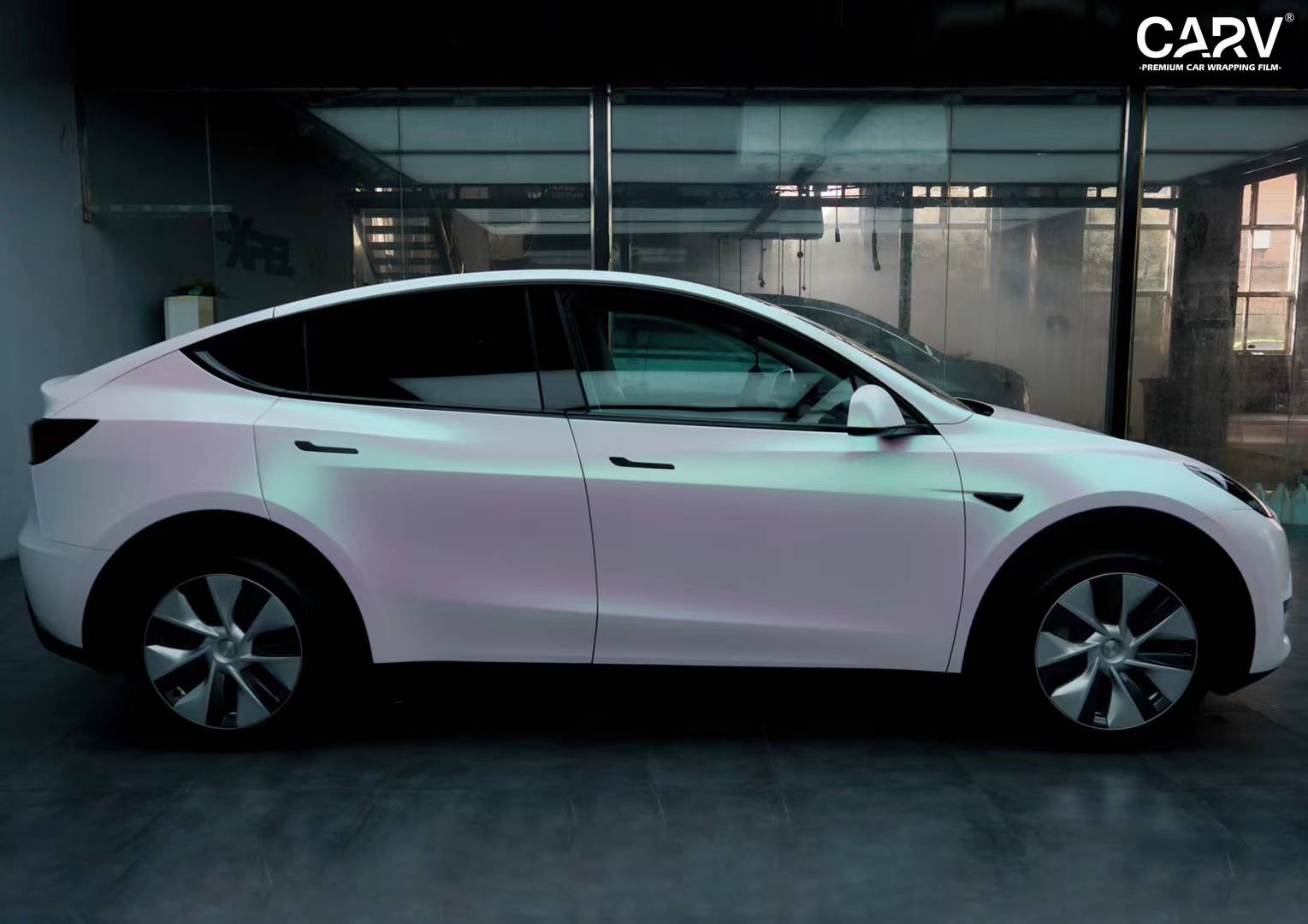 特斯拉modely卡孚改色膜曙光白,闪耀蓝绿色的高光