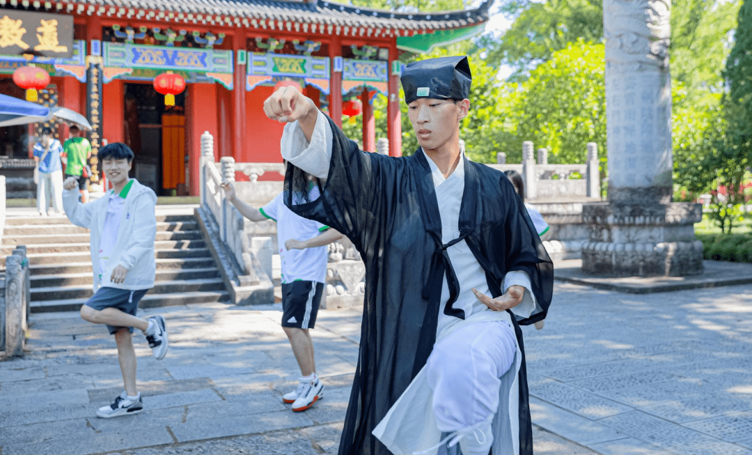 学习又仙又酷的青萍剑法吧~来天师府没有幻想过可以御剑飞行呢?